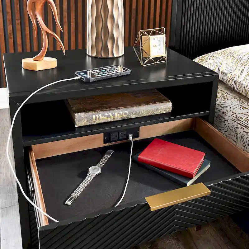 Table de chevet à 2 tiroirs avec ports USB et prises de courant | Panneaux à chevrons, poignées en laiton, H 66 cm