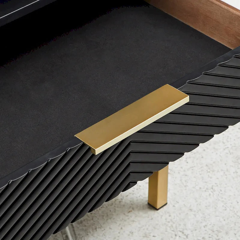 Table de chevet à 2 tiroirs avec ports USB et prises de courant | Panneaux à chevrons, poignées en laiton, H 66 cm