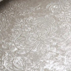 Causeuse 2 places capitonnée traditionnelle | Dossier à oreilles, accoudoirs roulés, tissu fleuri, 71 po l.