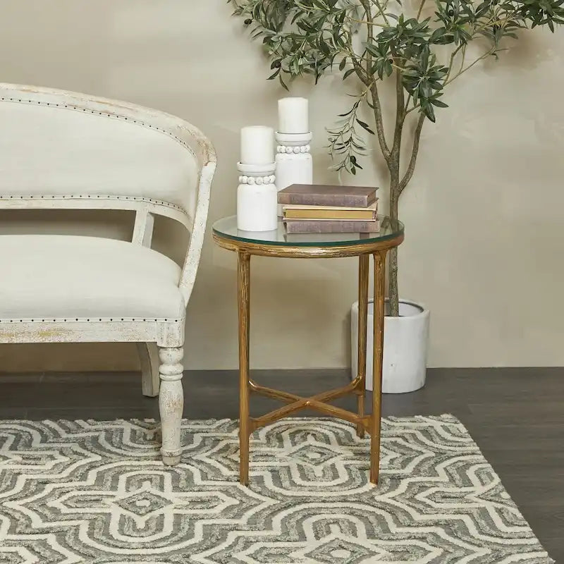Table d'appoint en aluminium texturé avec plateau en verre | Doré ou argenté, accent de salon moderne