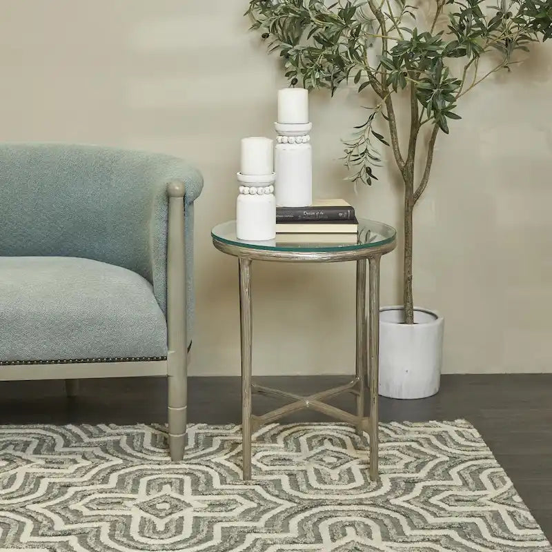 Table d'appoint en aluminium texturé avec plateau en verre | Doré ou argenté, accent de salon moderne